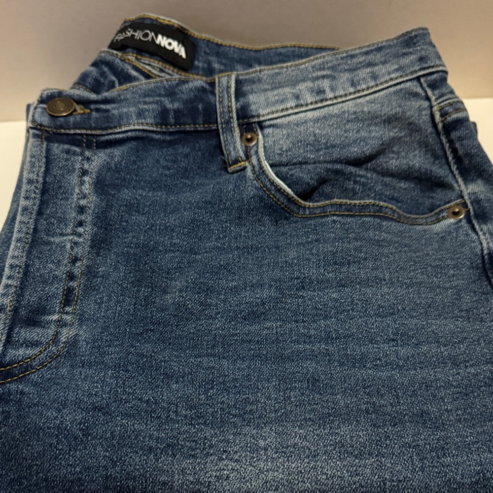 Fashion Nova women’s Straight Leg Blue Denim Jeans